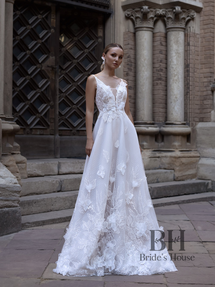 Wedding dress with straps and 3D flowers "Ruta"