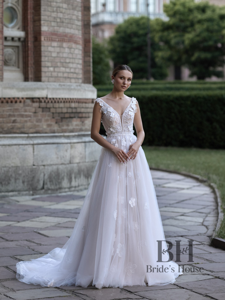 Elegant wedding dress with straps "Violet"