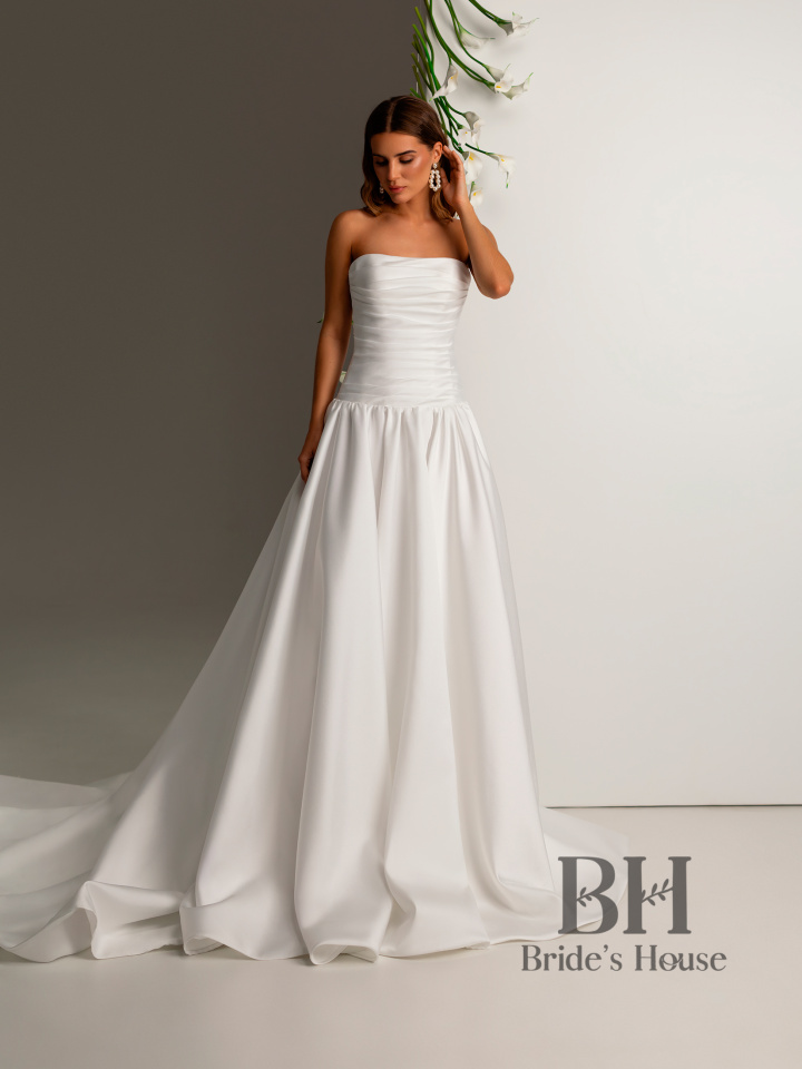 Wedding dress with train "DIVINA"
