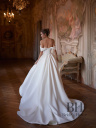 Wedding dress with a detachable train "Adella"