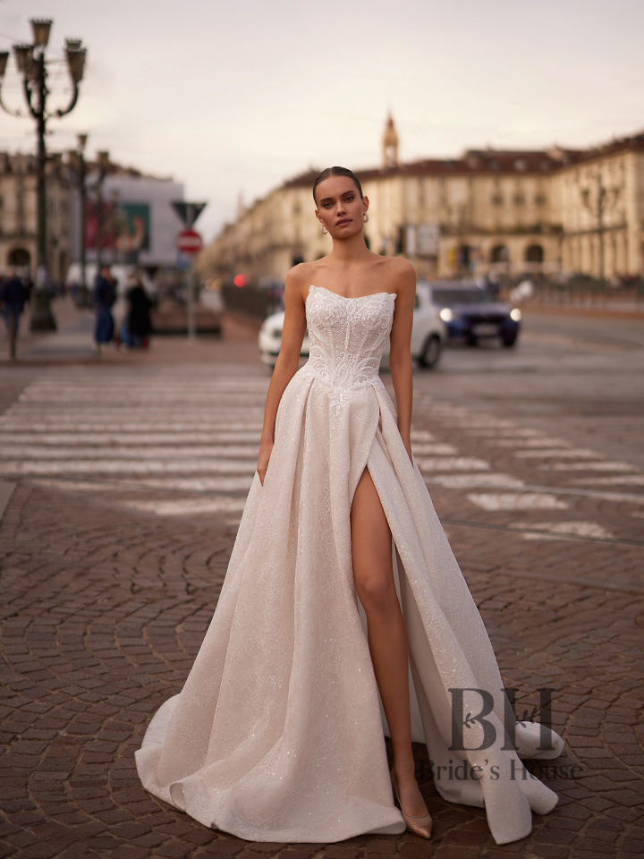 Wedding dress with voluminous skirt "Divina"