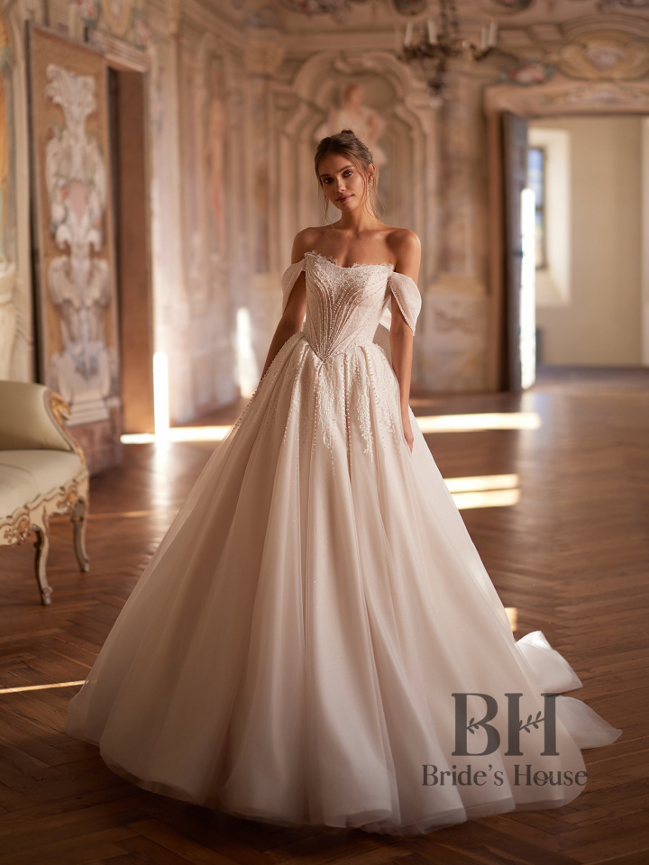 Luxurious lush wedding dress "Pearl"