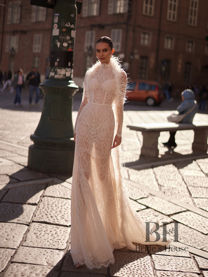 Striking wedding dress made of chantilly lace "Sharon"