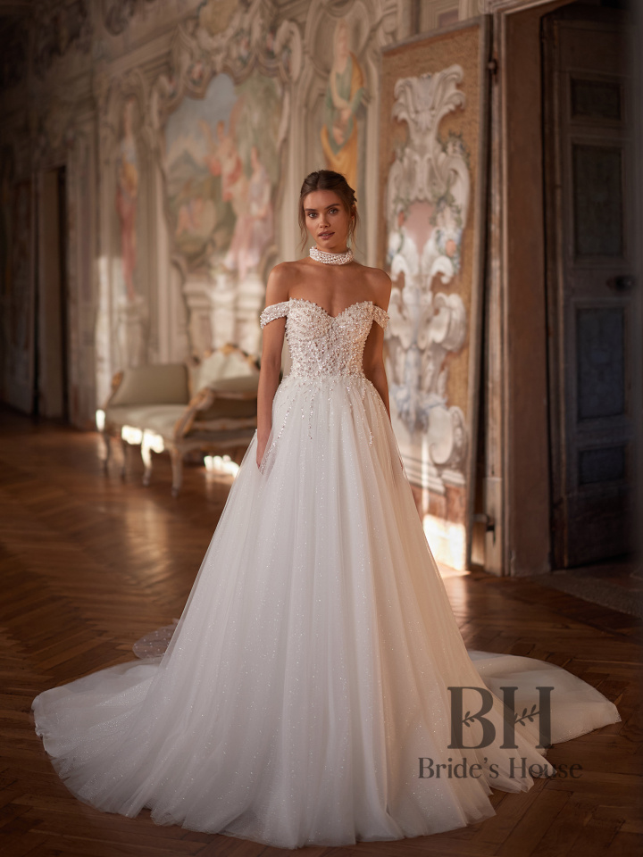 Striking wedding dress "Soprano"