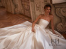 Luxurious lush wedding dress "Verella"