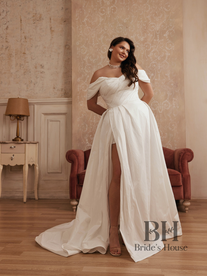 Elegant dress with train "Sandra"