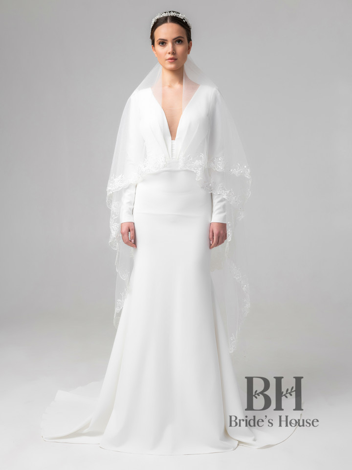 Long veil with lace and hand embroidery with sequins