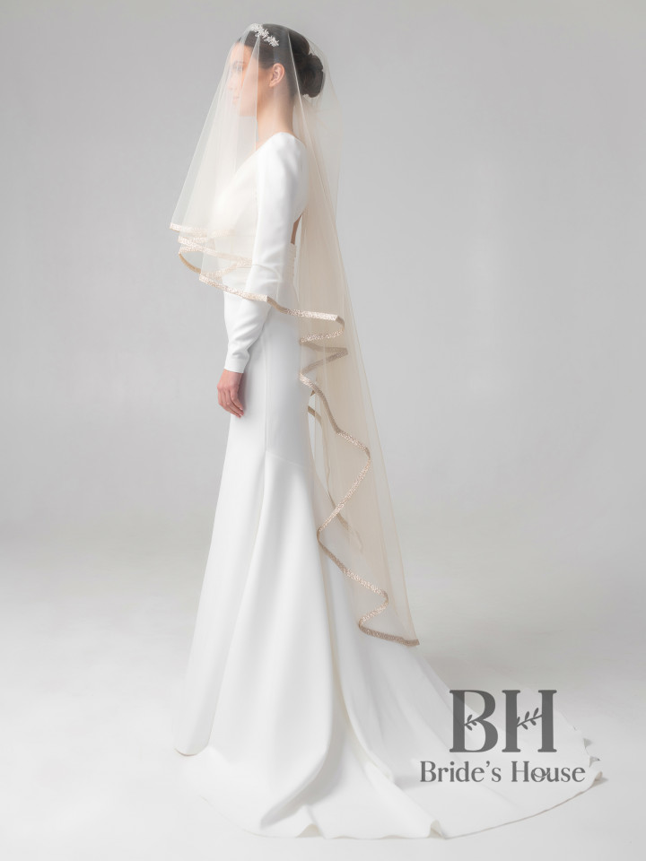 Long veil with shimmering edging in cappuccino color