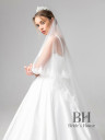 Veil of medium length with lace edge