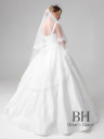 Veil of medium length with lace edge