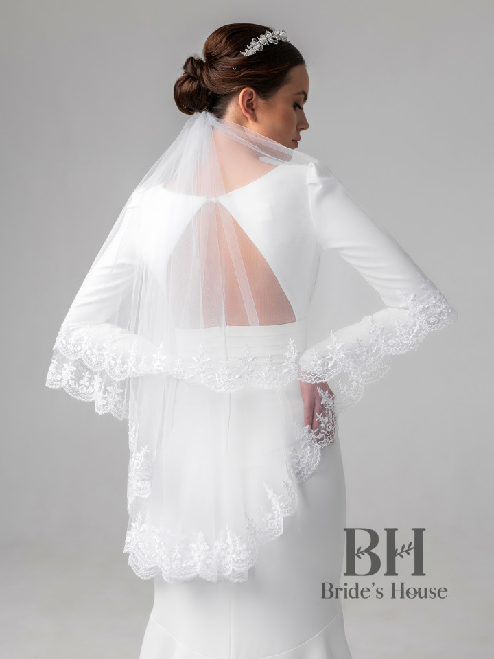 Short veil with lace edge