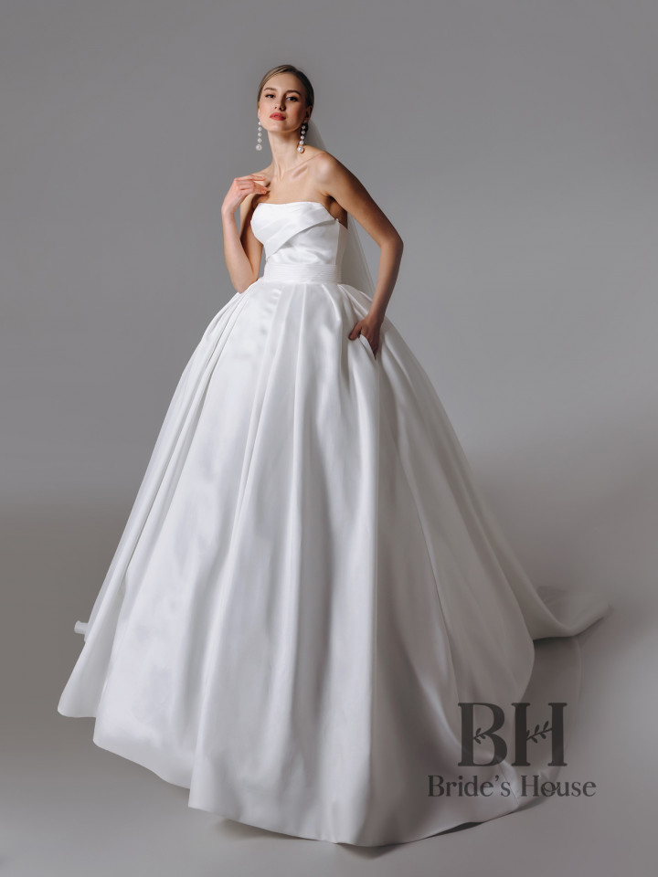 Puffed wedding dress with a train "Angelika"