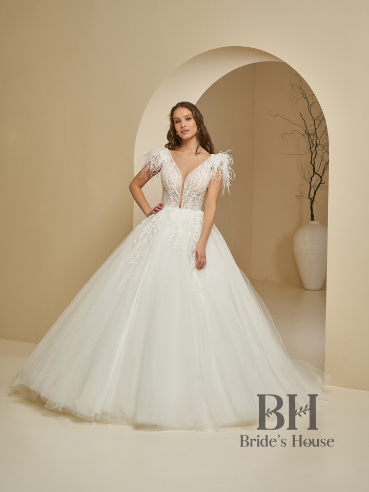 Lush wedding dress with feathers "Bounty"