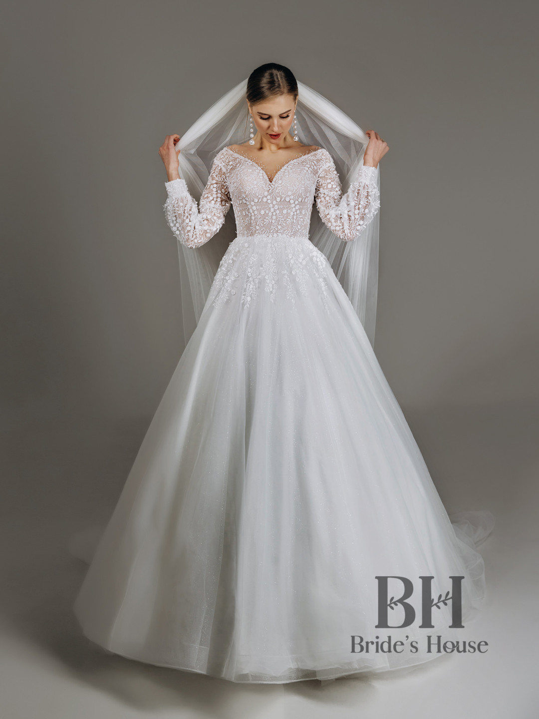 Lush wedding dress with lace "Eylin"