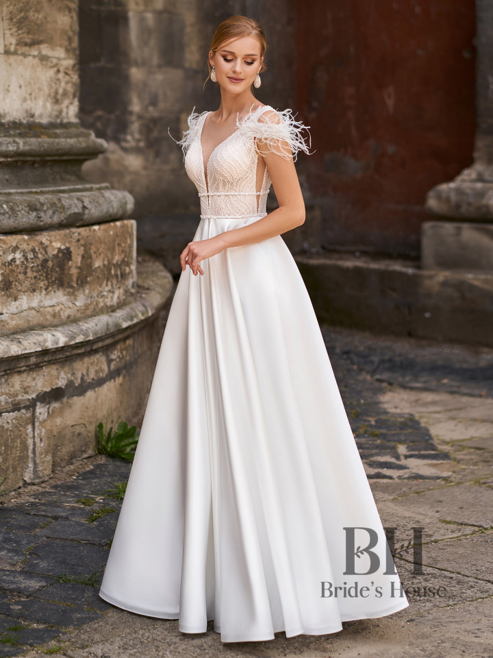 Wedding dress with feathers "Karen"