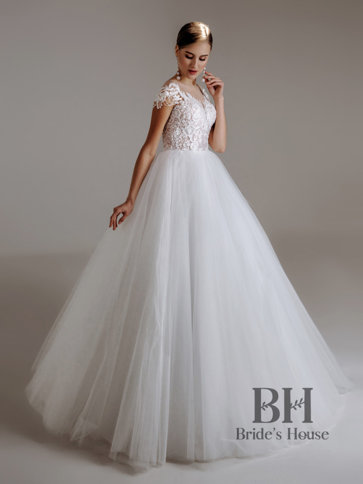 Wedding dress with closed shoulders "Sabrina"