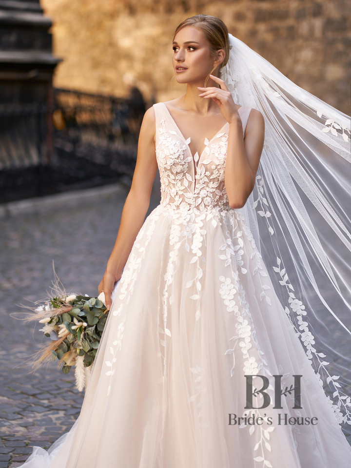 Wedding dress with delicate decorations "Savana"