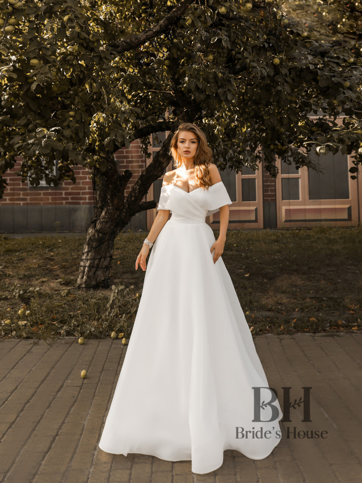 Stylish wedding dress "Vosk"