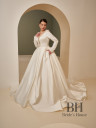 Lush wedding dress with neckline "Dolores"