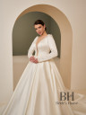 Lush wedding dress with neckline "Dolores"