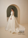 Lush wedding dress with neckline "Dolores"
