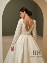 Lush wedding dress with neckline "Dolores"