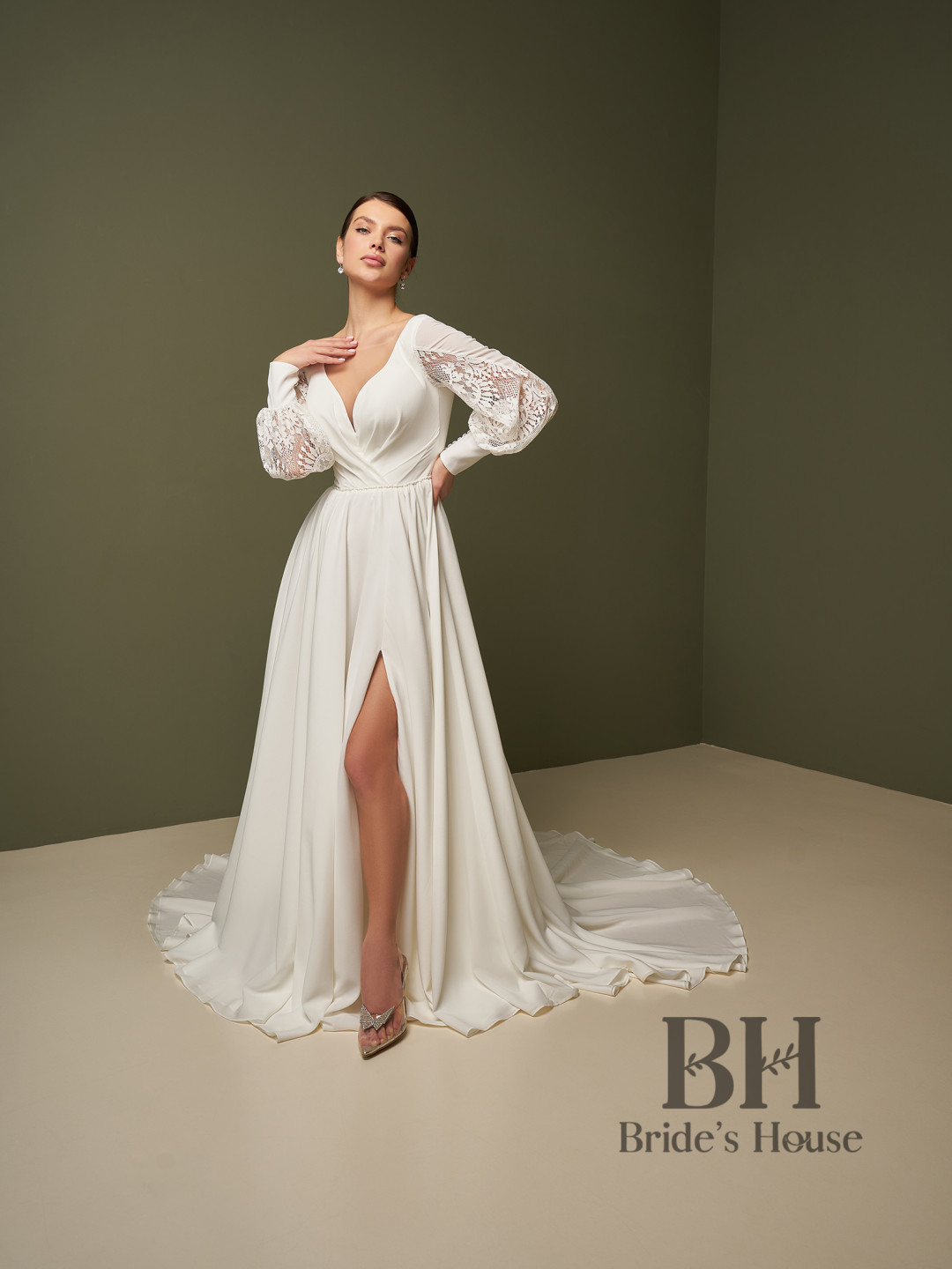 Wedding dress with long sleeves and lace "Olivia"