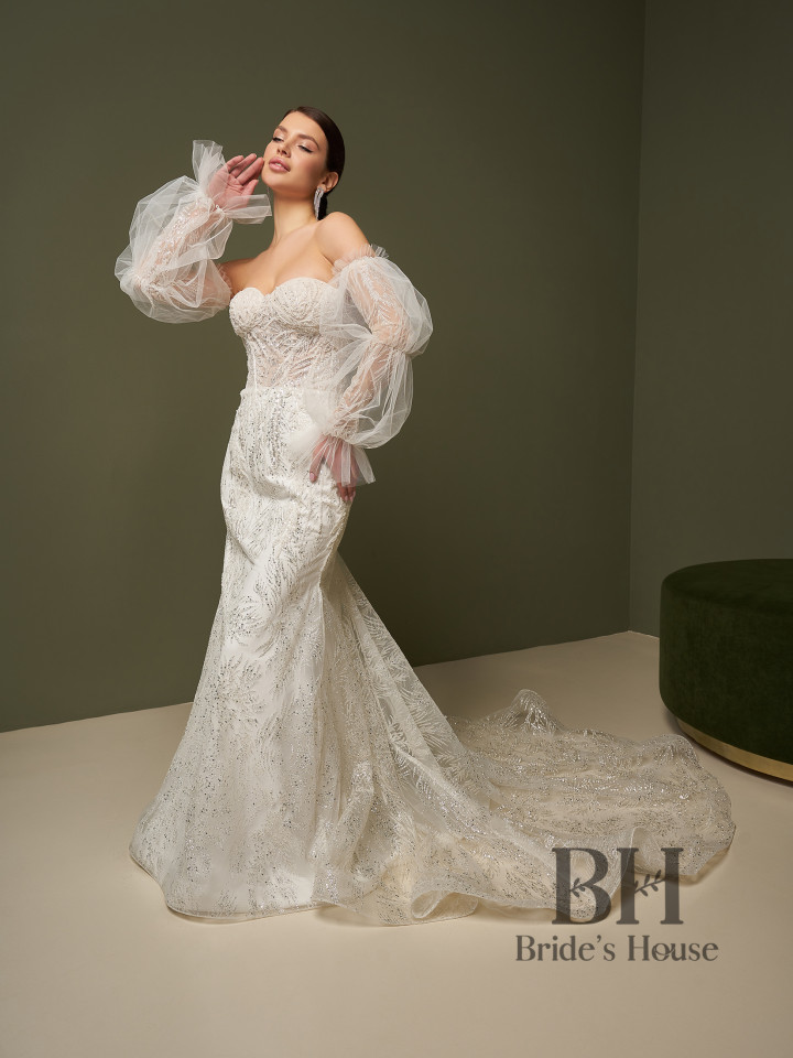 Mermaid cut wedding dress with long train "Reya"