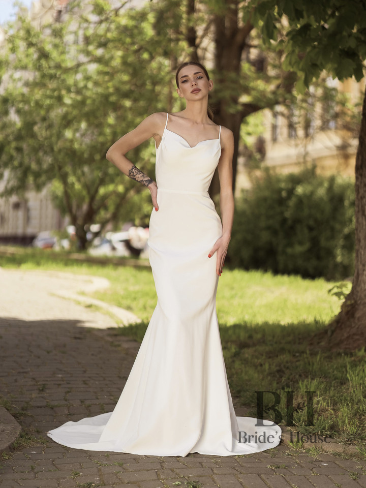 Dress with an open back "Layla"