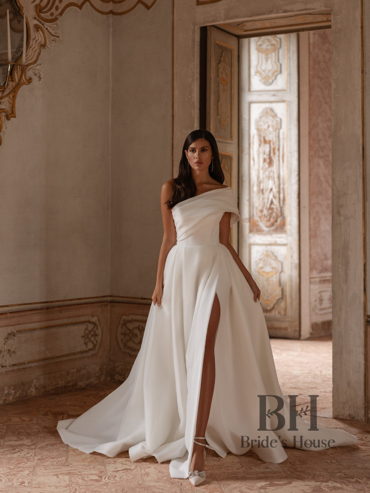 Wedding dress made of elegant wax fabric “Clarins”