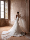 The figure-fitting wedding dress “Dacota”