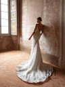 The figure-fitting wedding dress “Dacota”