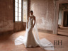 The figure-fitting wedding dress “Dacota”