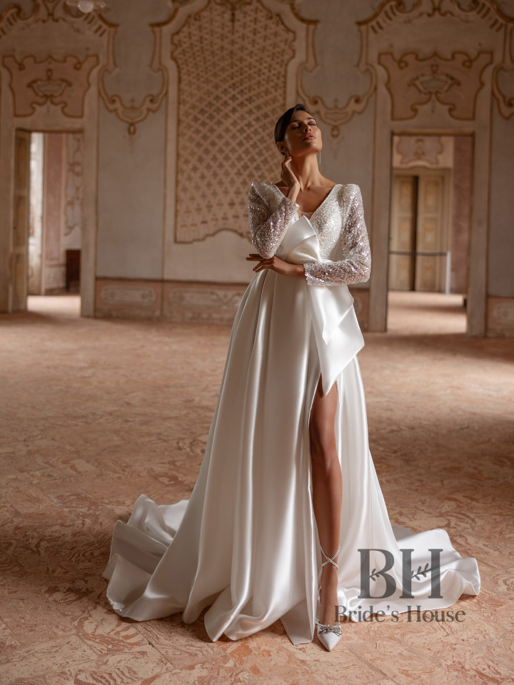 Wedding dress with sleeves and bow “Gledys”