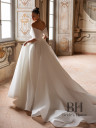 Wedding dress with a lush skirt “Lucianna”