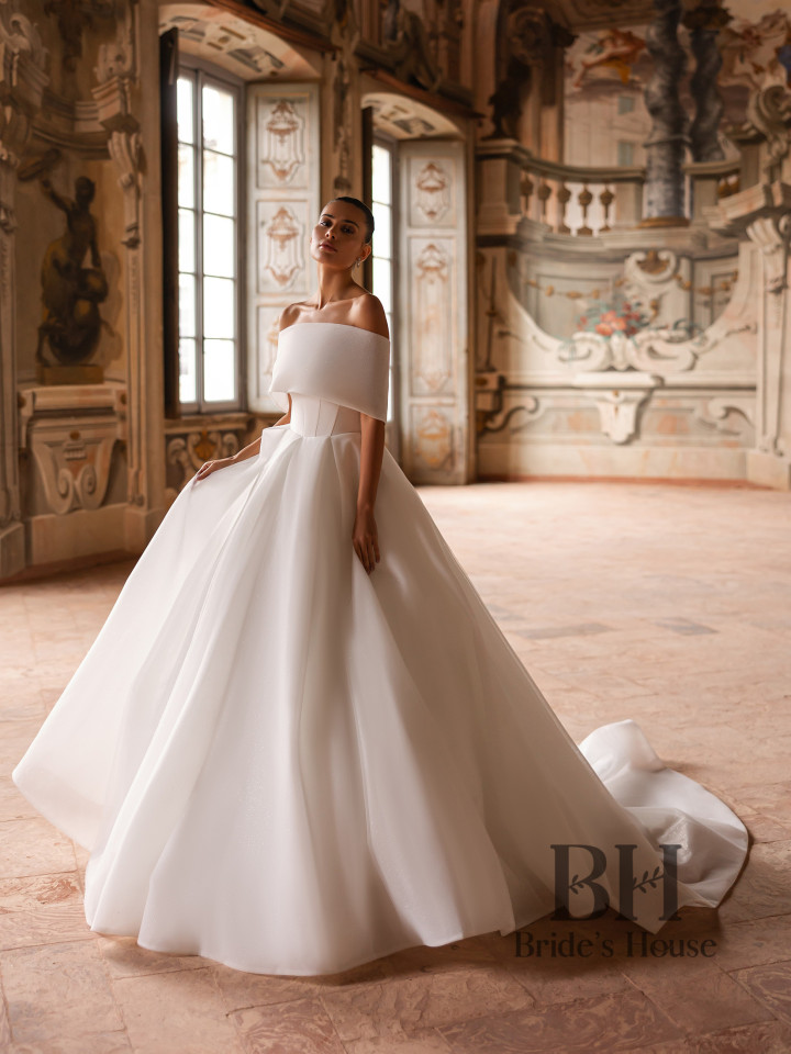 Wedding dress with a lush skirt “Lucianna”