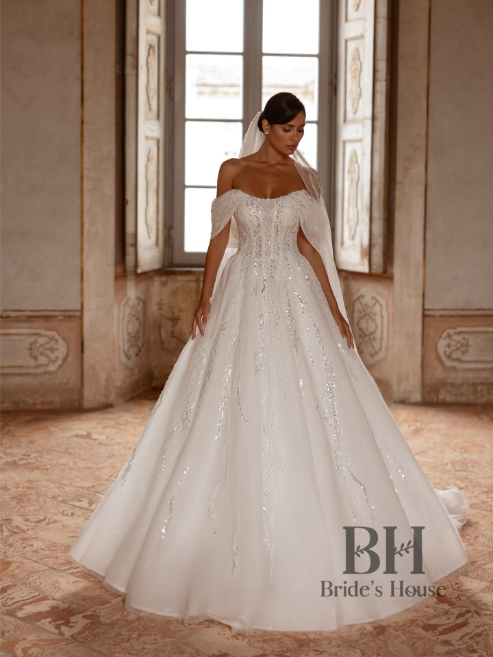 Lush wedding dress with train “Mirella”