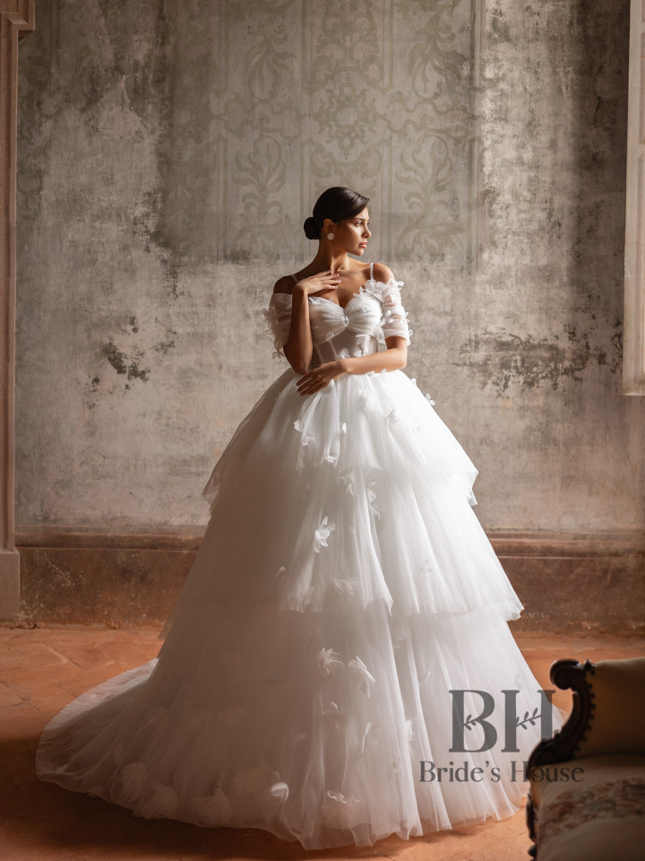 Lush wedding dress with corrugation “Sacura”
